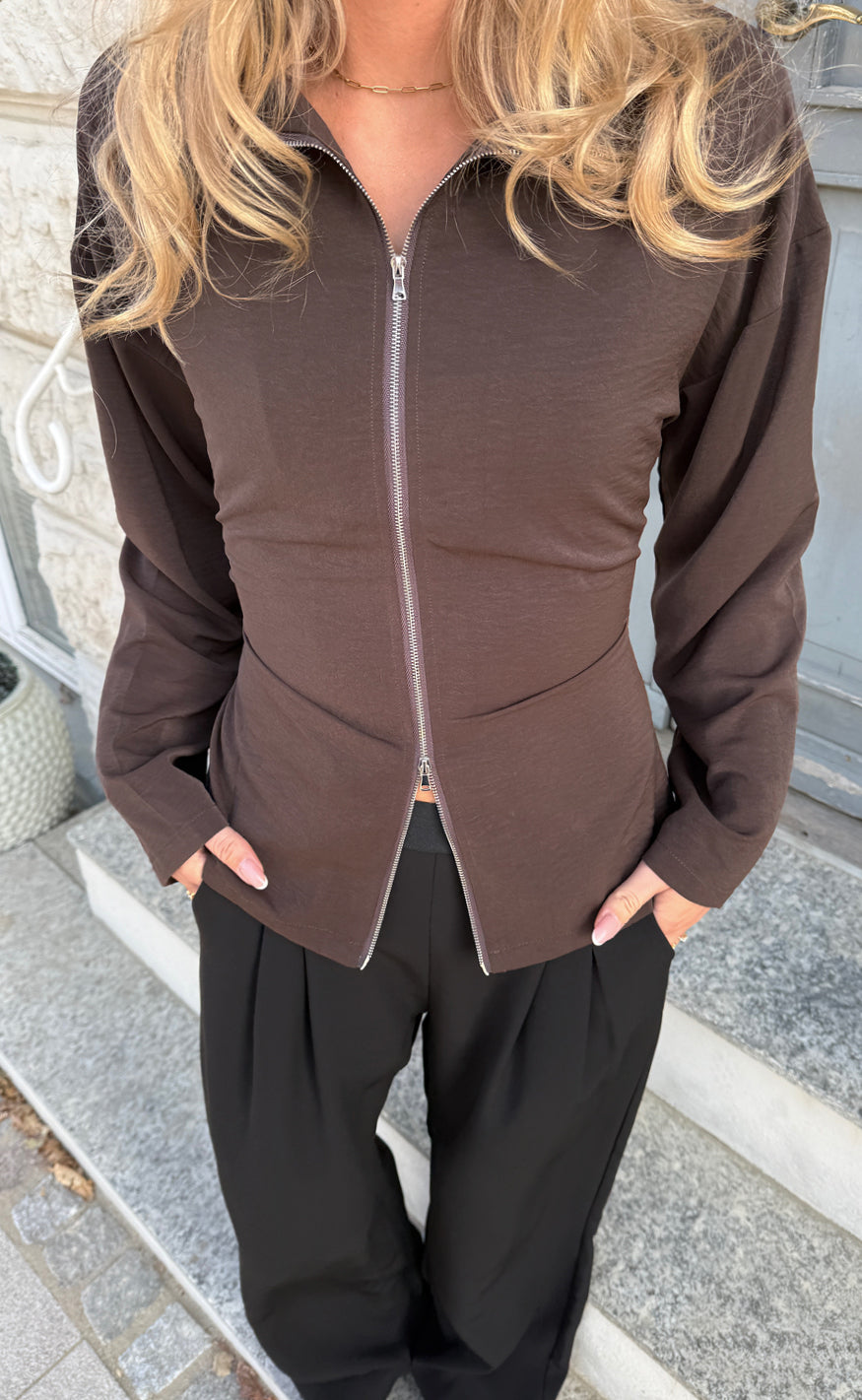 Say INA Copenhagen Bluse - Zenia Zip - Dark Brown